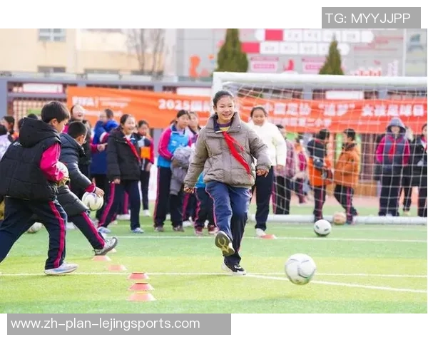 足球绕桩女生展现灵动身姿与技术魅力的青春风采
